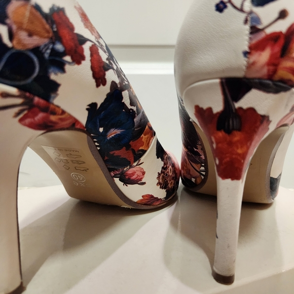 exe Floral Heels - Picture 8 of 13